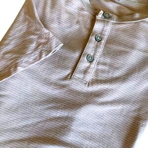 Vuori Henley T Shirt Men's Medium Gray Striped Linear‎ Short Sleeve Performance